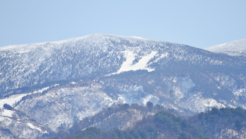 【周辺観光スポット】吾妻山の「白馬の騎士」と呼ばれる冬の景色。
