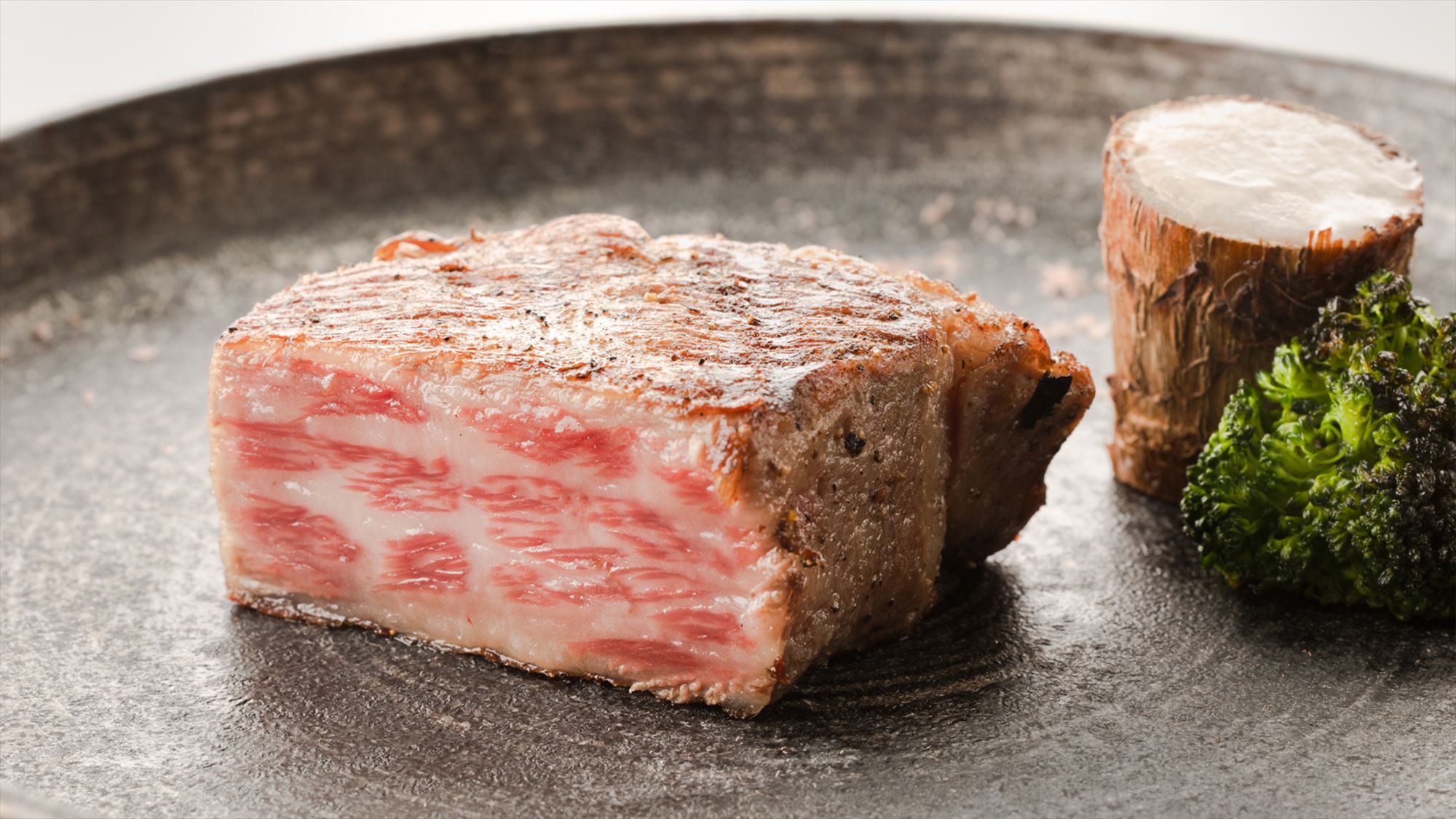 【ステーキ】ジョスパーグリルの本物の火で焼き上げた山形牛のステーキ