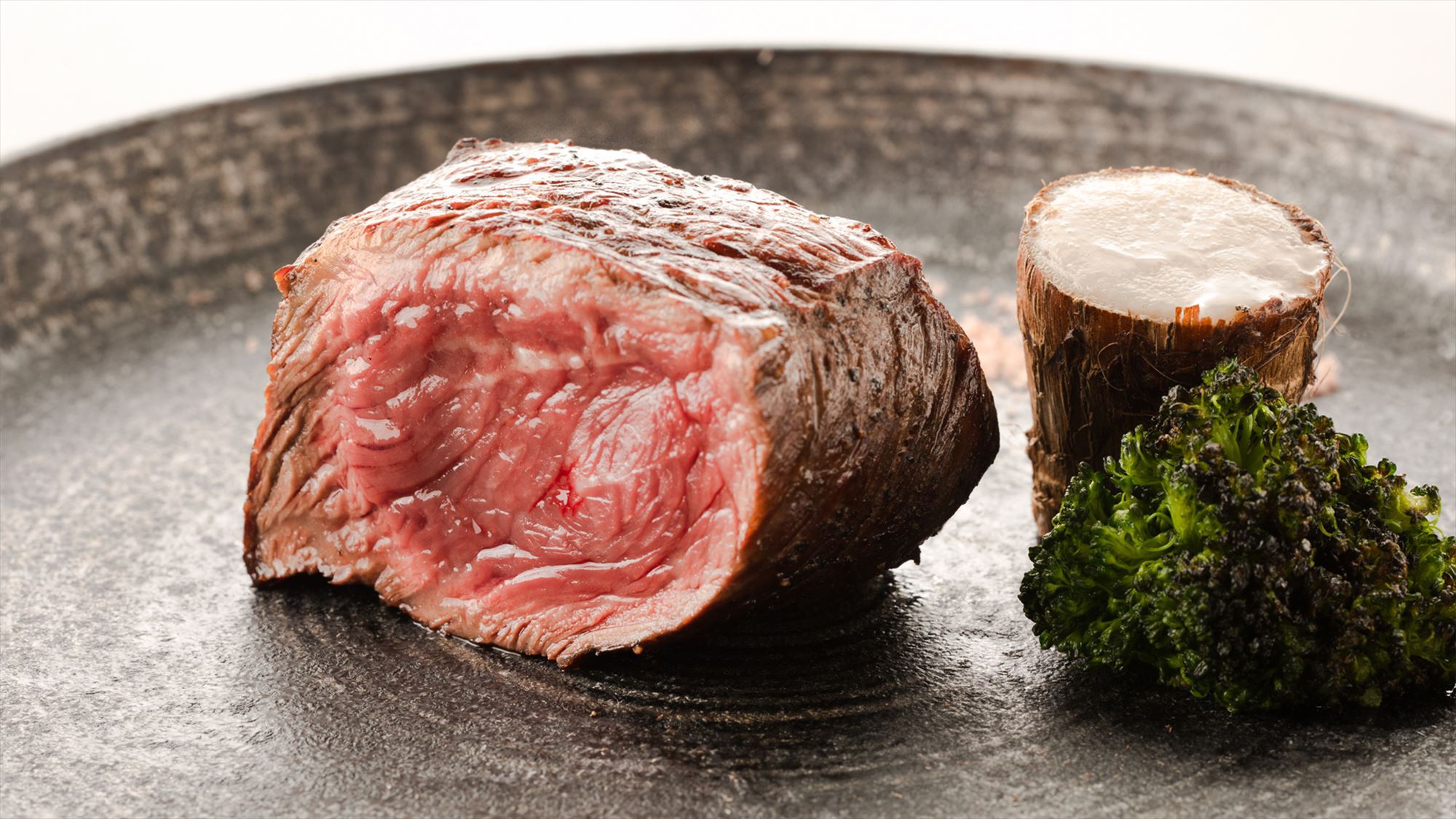 【ステーキ】ジョスパーグリルの本物の火で焼き上げた山形牛のステーキ
