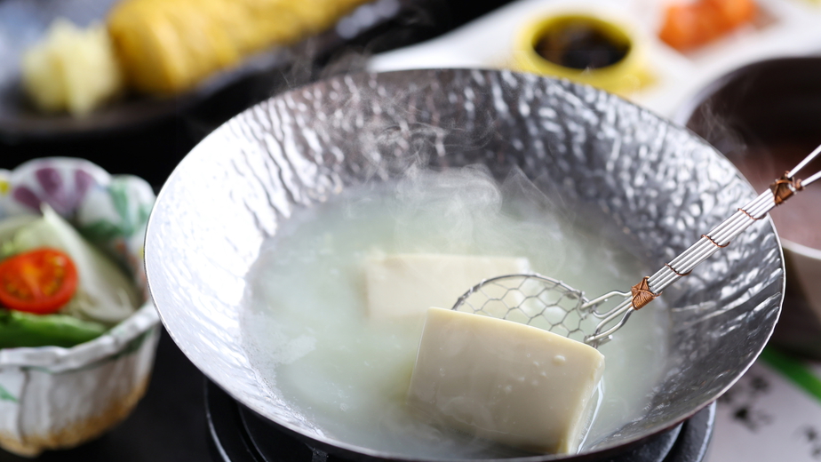 ご朝食一例地元のお豆腐屋さんのお豆腐は優しいお味です