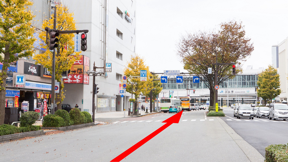 ①富山ＩＣを下りて、富山市街方面へ国道４１号線を１５〜２０分直進すると、正面に富山駅がございます。