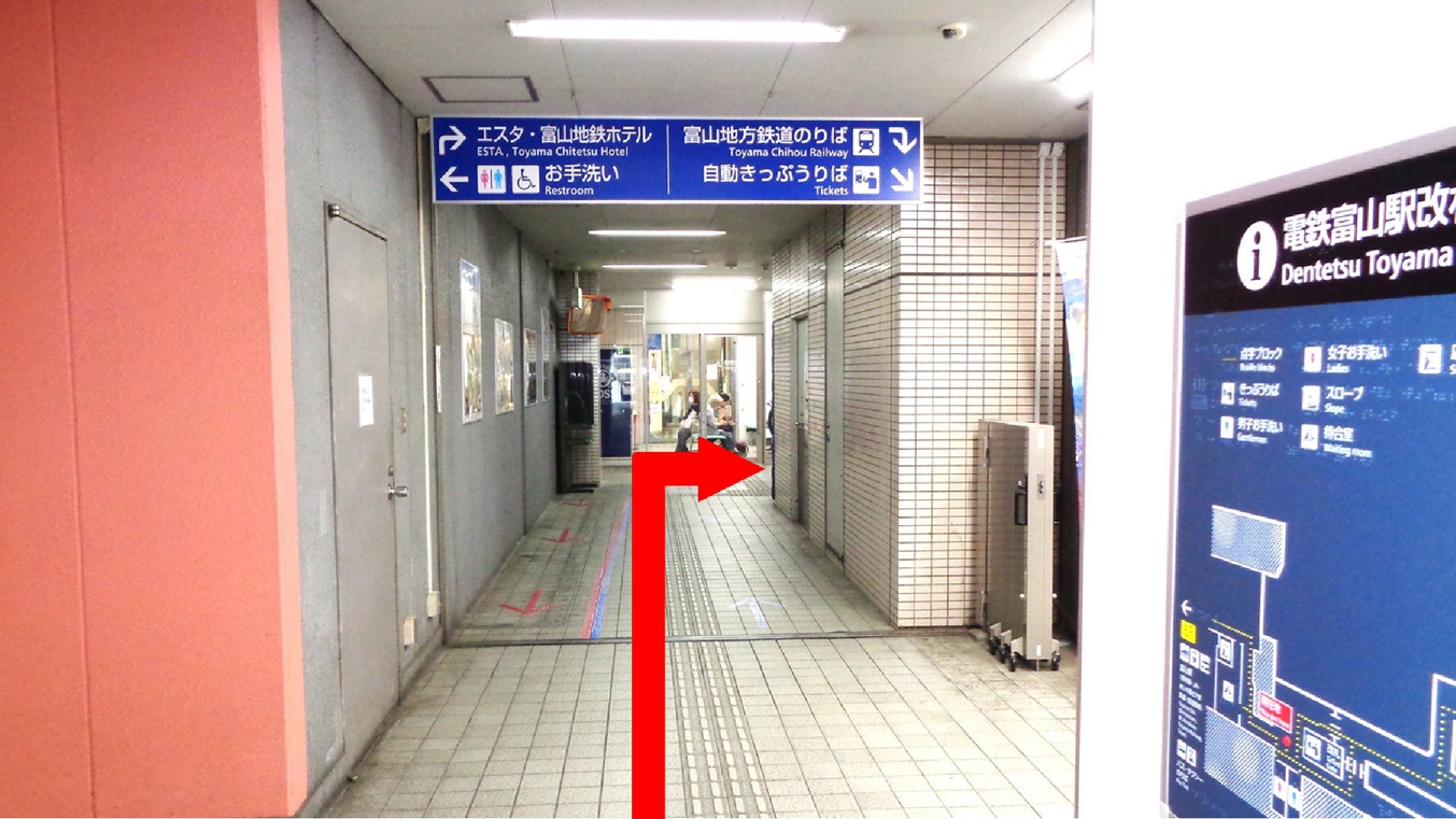 ⑧スロープをのぼりきると、正面に駅待合室があります。道なりにお進みください。