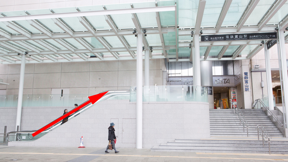 ？つきあたりに電鉄富山駅ビルがございます。エスカレーター等で上へお上がりください。