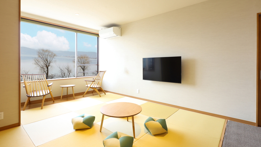 【温泉展望風呂付き客室301】畳スペースで寛ぎながら