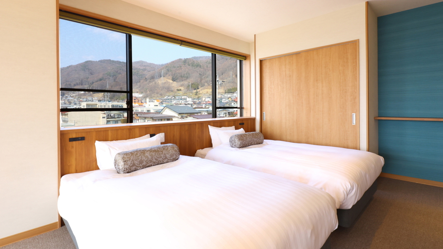 【温泉展望風呂付き客室302】ベッドスペース。セミダブルで広々
