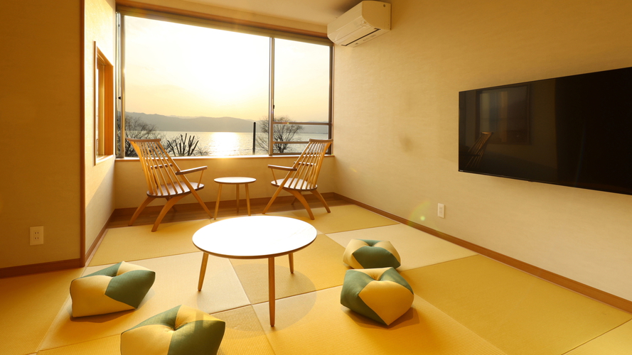 【温泉展望風呂付き客室301】夕方の諏訪湖の風景