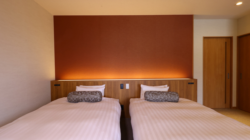 【温泉展望風呂付き客室街側306】セミダブルベッドでゆったり