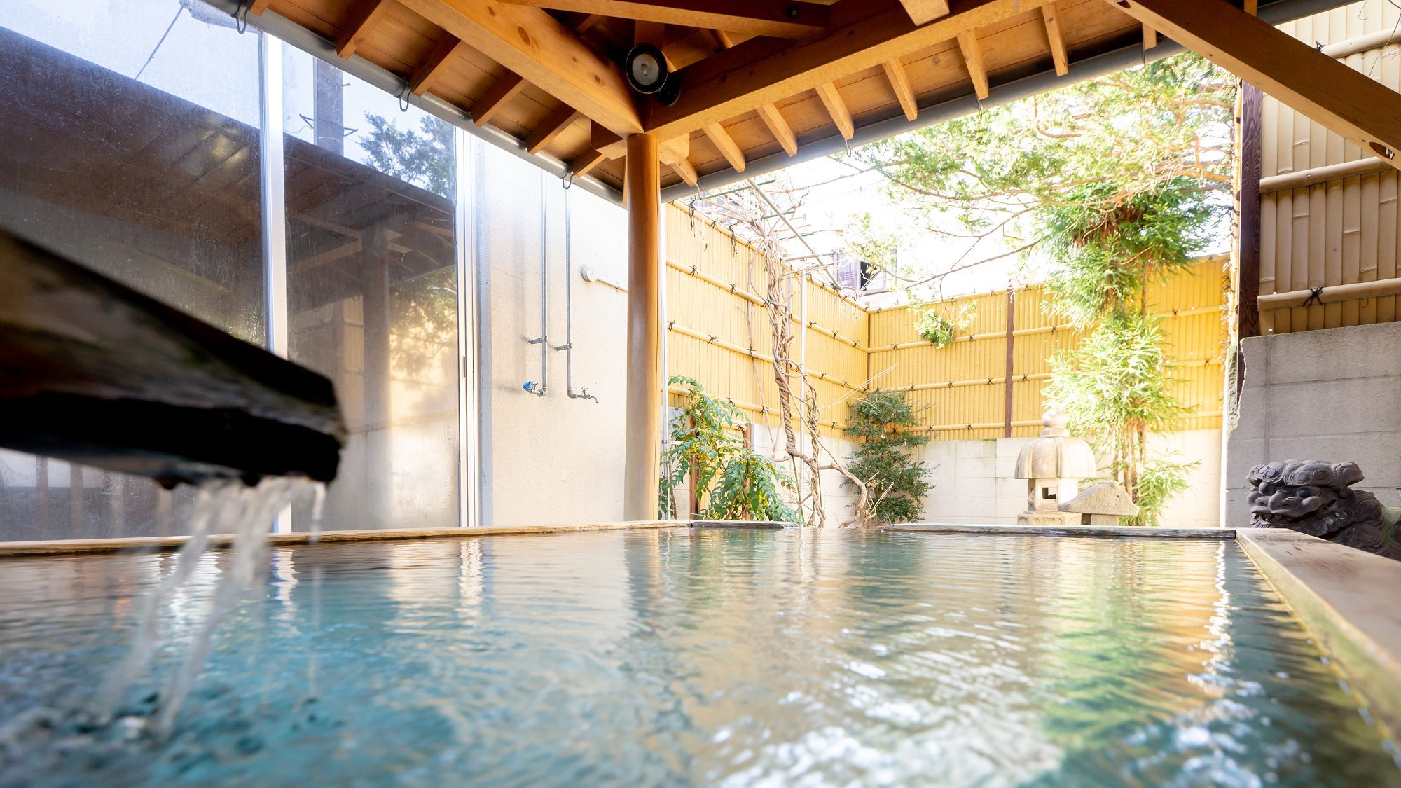 【露天風呂】源泉の露天風呂は疲れた体を癒します。