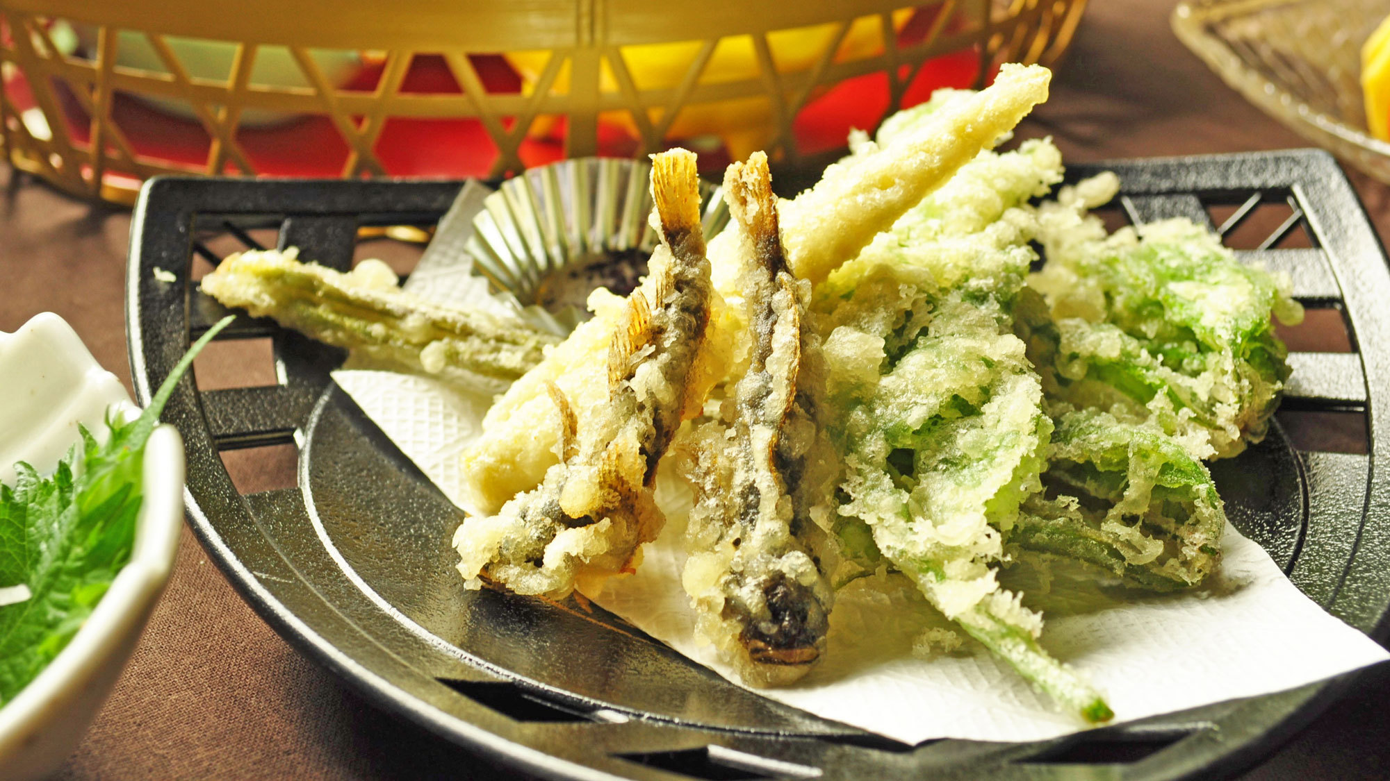 【ご夕食一例】季節の天ぷら（こしあぶら・またたび・姫竹・かじか）