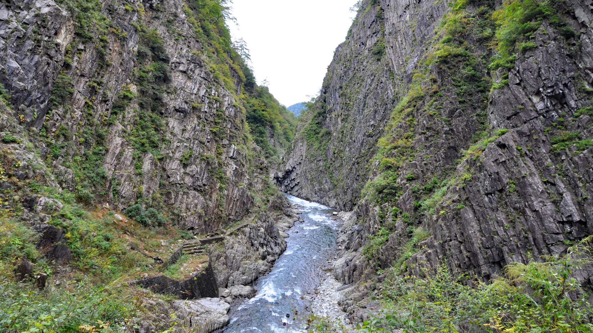 【清津峡】四季で変わる渓谷をご覧いただけます