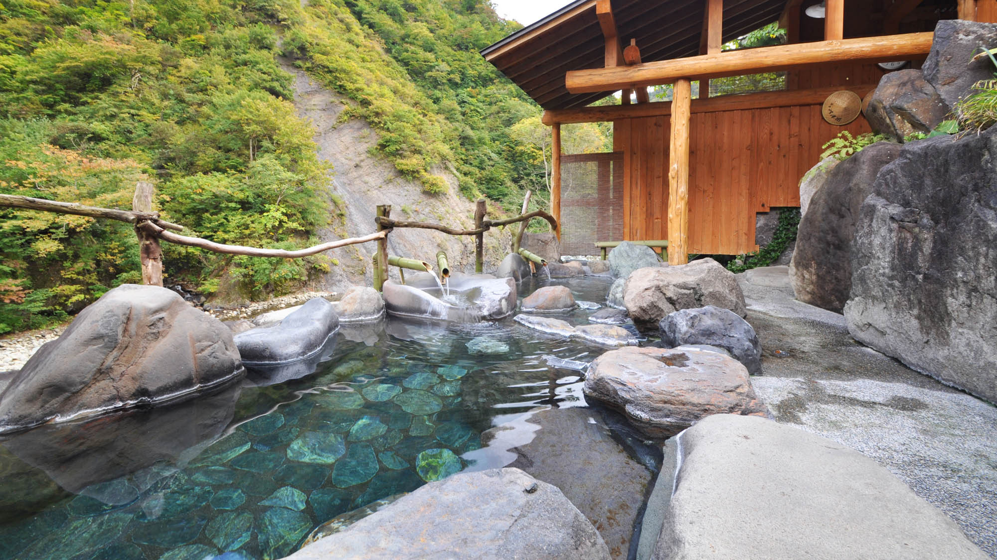 【貸切露天風呂】清津峡の渓流沿いに面した絶景の露天風呂。