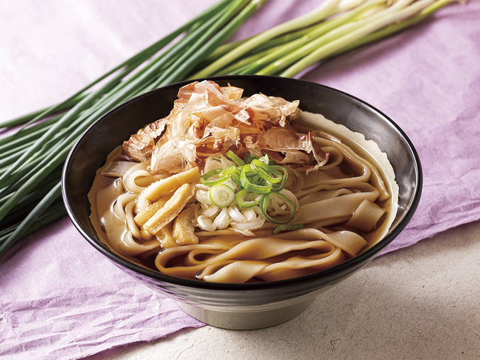 名古屋名物きしめんを食べたことはありますか？薄い平打ち麺で、のどごしがよくツルツル入るのが人気！