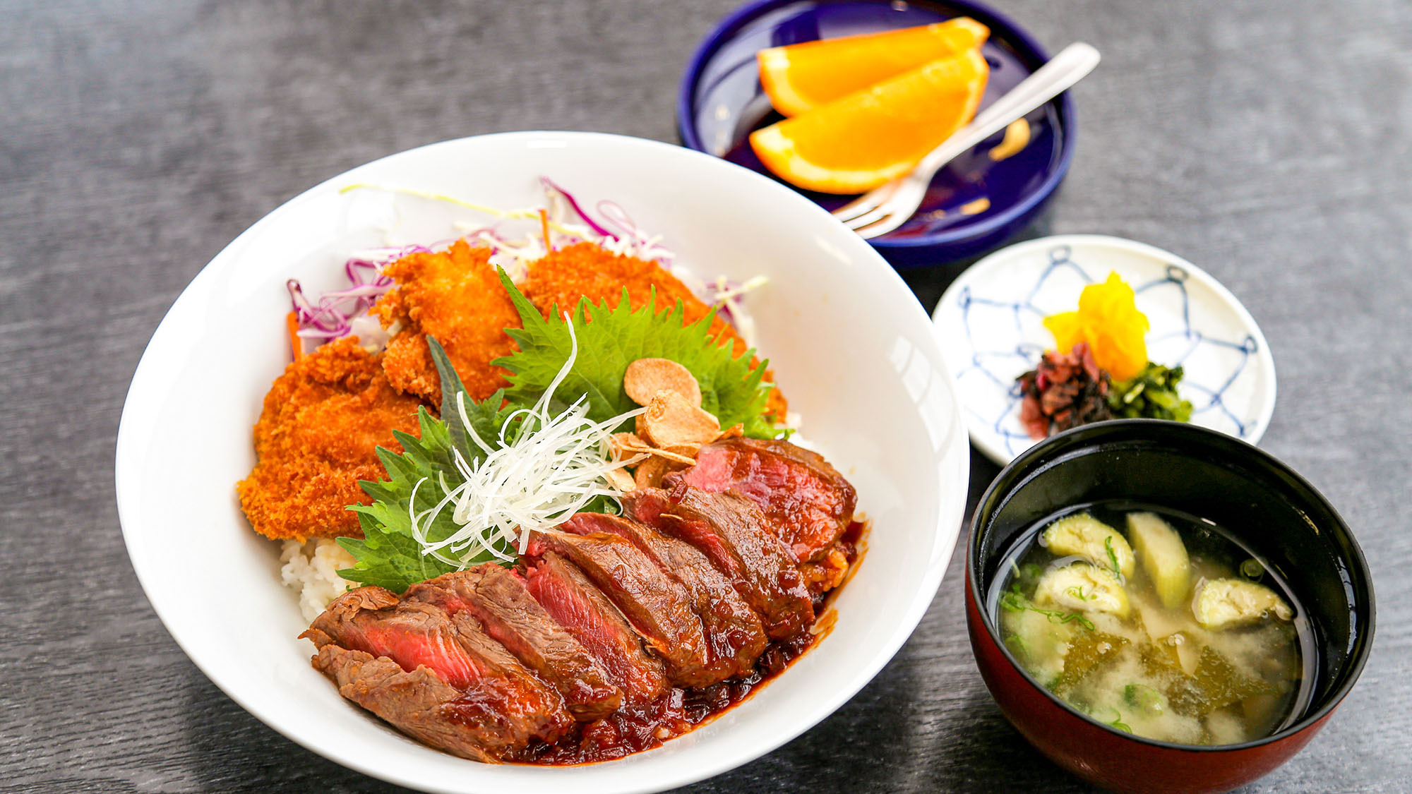 ・【おろち丼一例】ボリュームたっぷりの一杯です