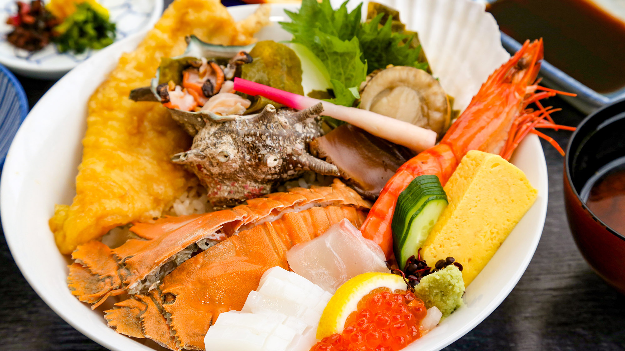 ・【えびす丼一例】目と舌の両方で楽しめる豪快な丼