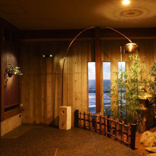 本館から別邸『華海廊』への廊下。スリット窓から日本海が・・。