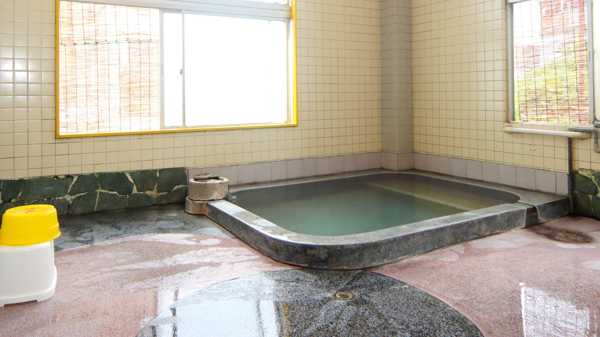 赤倉温泉の大浴場（女湯）。天然温泉の証”;湯の花”;が舞うこともあります。