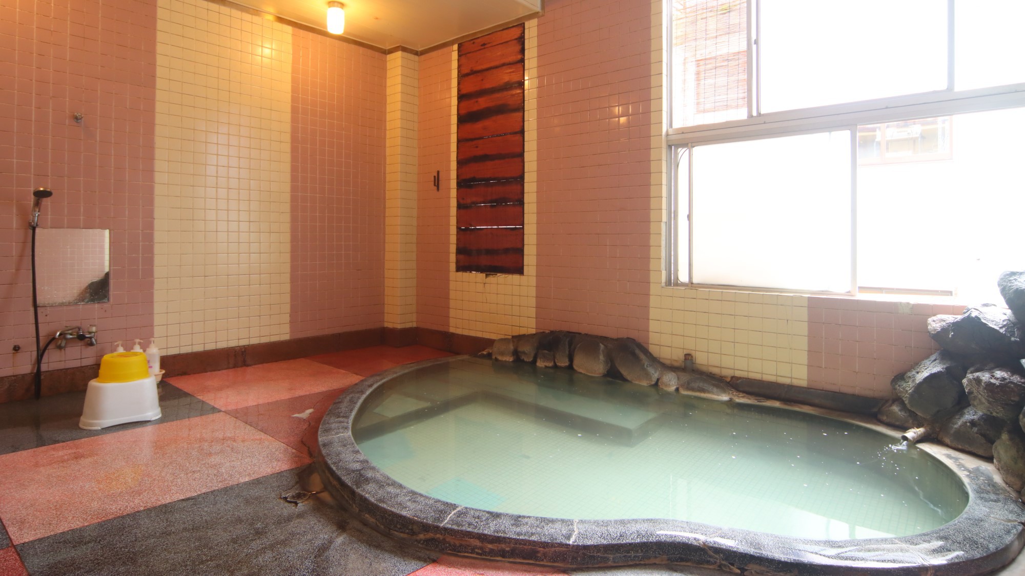 赤倉温泉の大浴場（男湯）。天然温泉の証”;湯の花”;が舞うこともあります。
