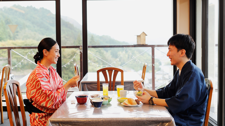 【レストラン】宇陀の自然や街並みを望む開放的なレストランで、旅の1日を彩る美味しいひとときを＿＿。