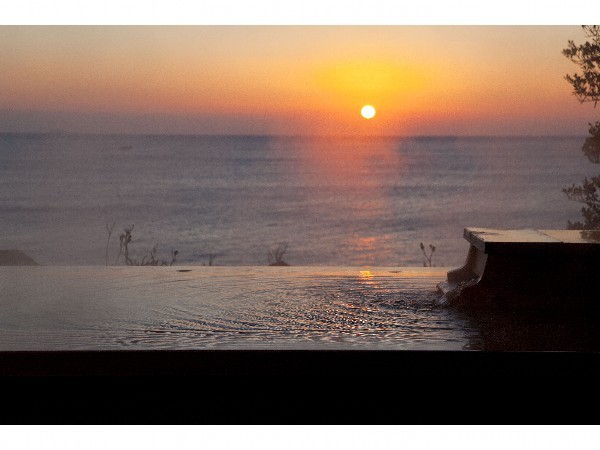 朝日が昇る雄大な自然