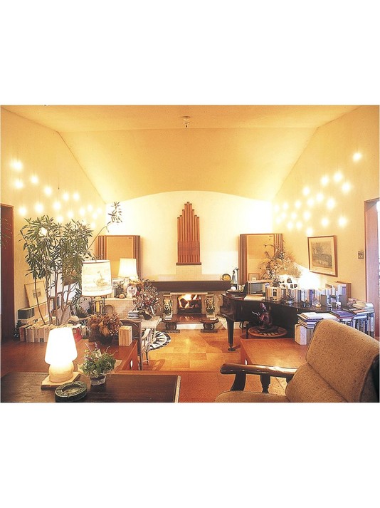 40畳ほどの音楽ホール兼サロン