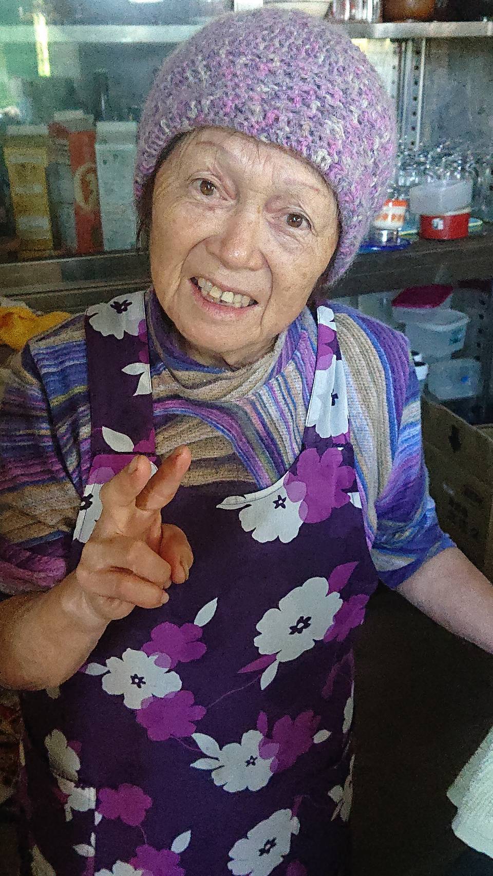 地元食堂さんの女将れいこさん76歳。まだまだ現役海女でもあります。