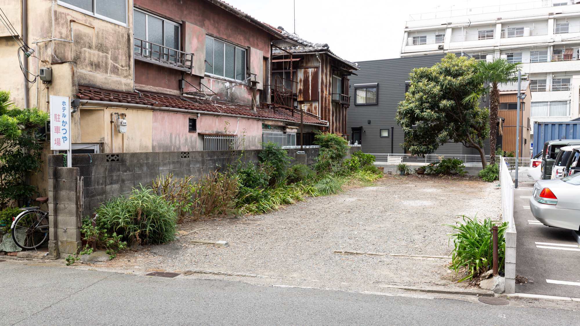*【駐車場：写真一例】大型車も駐車可