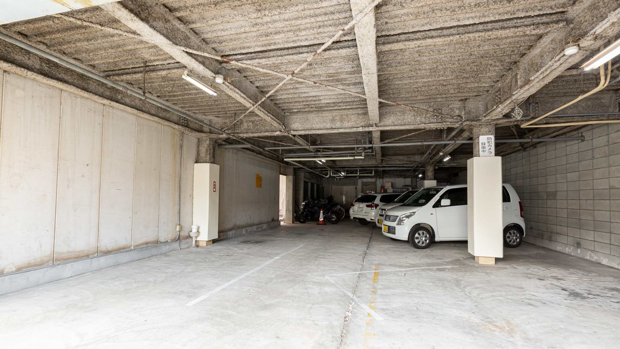 *【駐車場：写真一例】屋根付きバイクOK