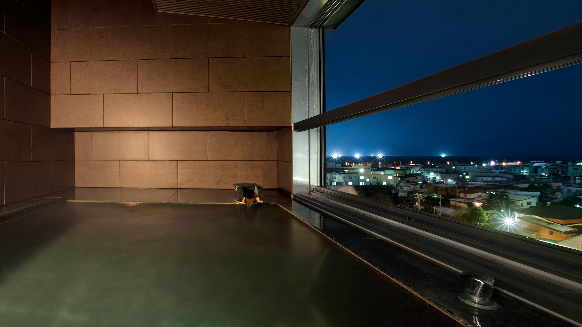 【SUITE】広々としたスイートルームの展望風呂。函館の町並みを望んでの湯浴みを…;。