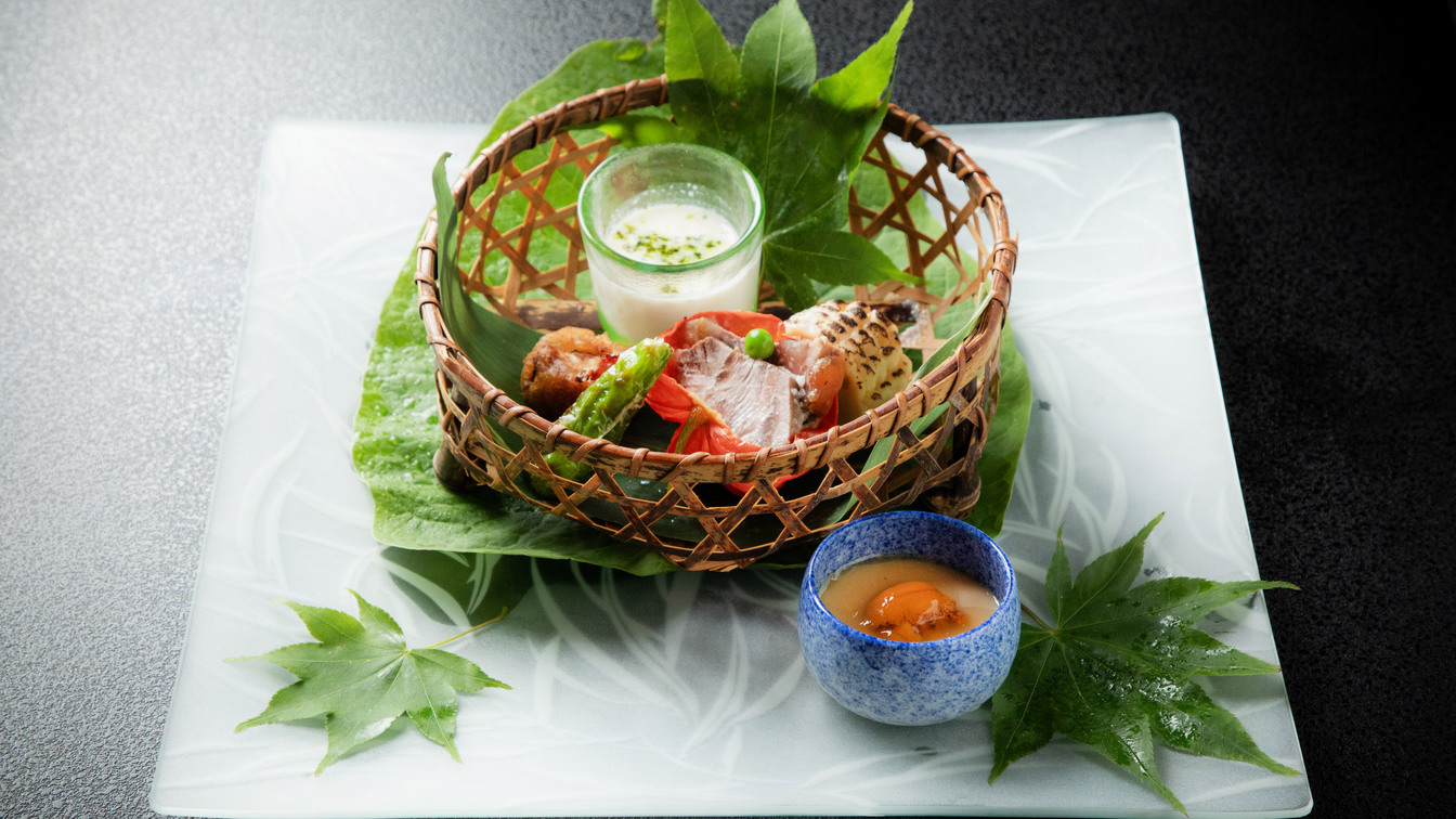 【2025夏】焼きとうもろこしやしし唐、ウニなど、夏らしい5品が並ぶ「歓迎の一皿」