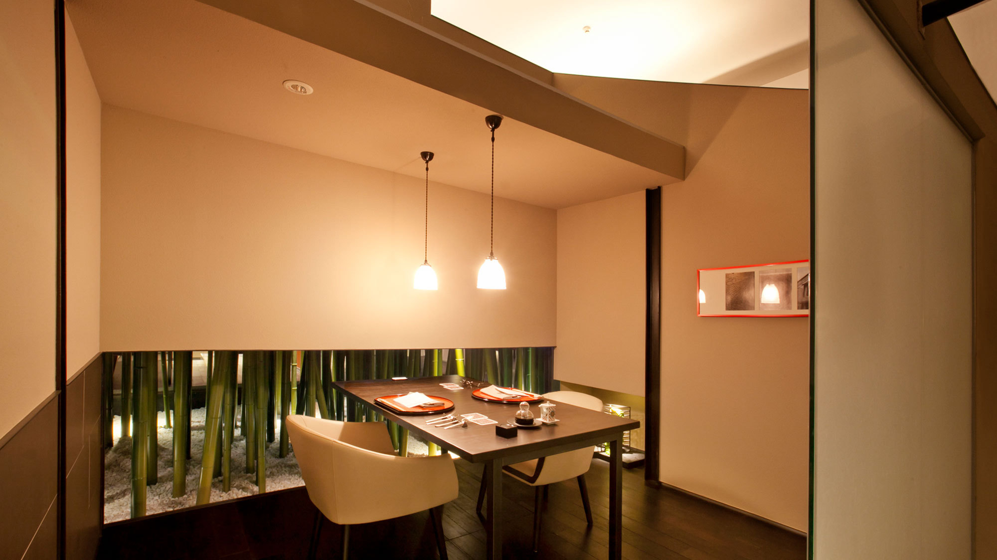 【食事処CHIKURIN】サイドの竹とかわいらしいライトが印象的な半個室。