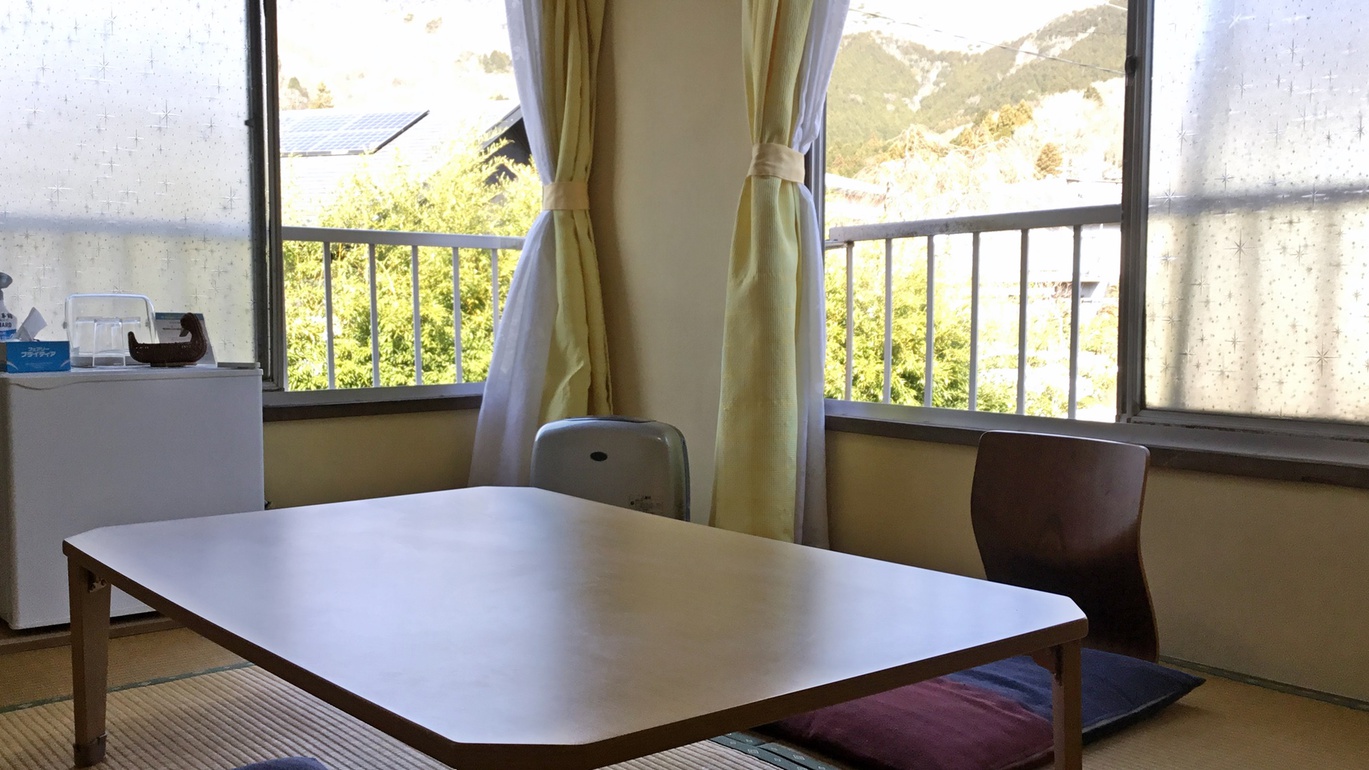 *【和室7.5畳／角部屋】少し広めの和室。窓からは仙石原の山々をご覧いただけます。
