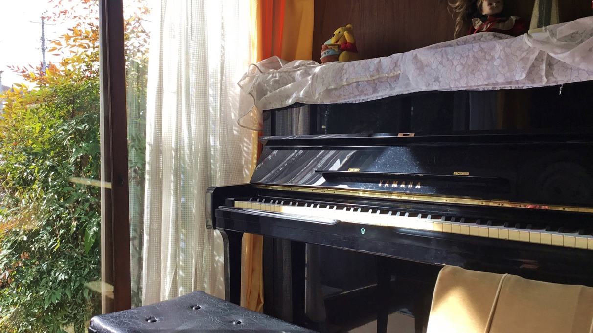 *【館内】お風呂場前の休憩所／置かれたピアノは、お客様もご利用いただけます。