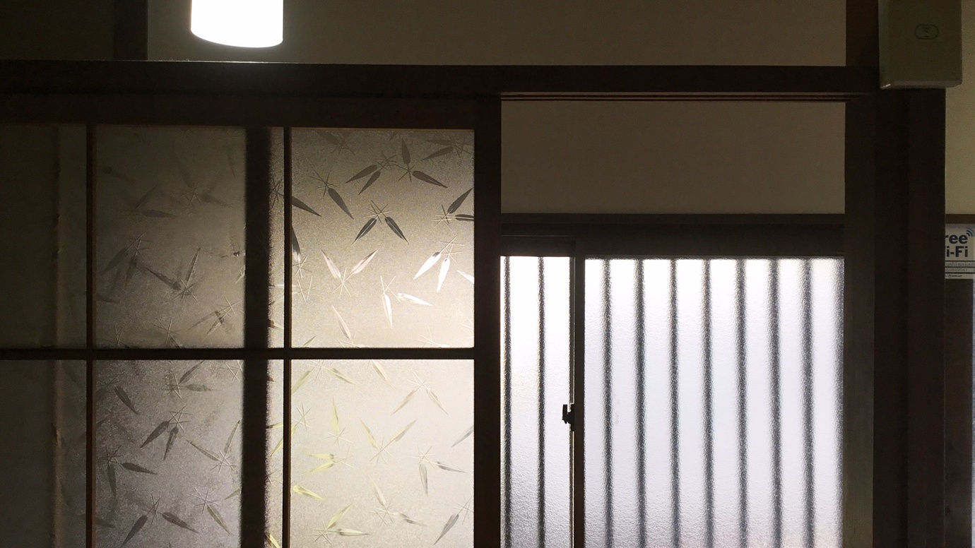 *【館内】昭和型板ガラス／今や希少になった昭和レトロな「すりガラス」が、館内を優しく彩ります。