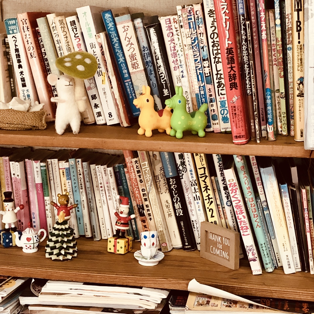 コーヒーラウンジの書棚です。