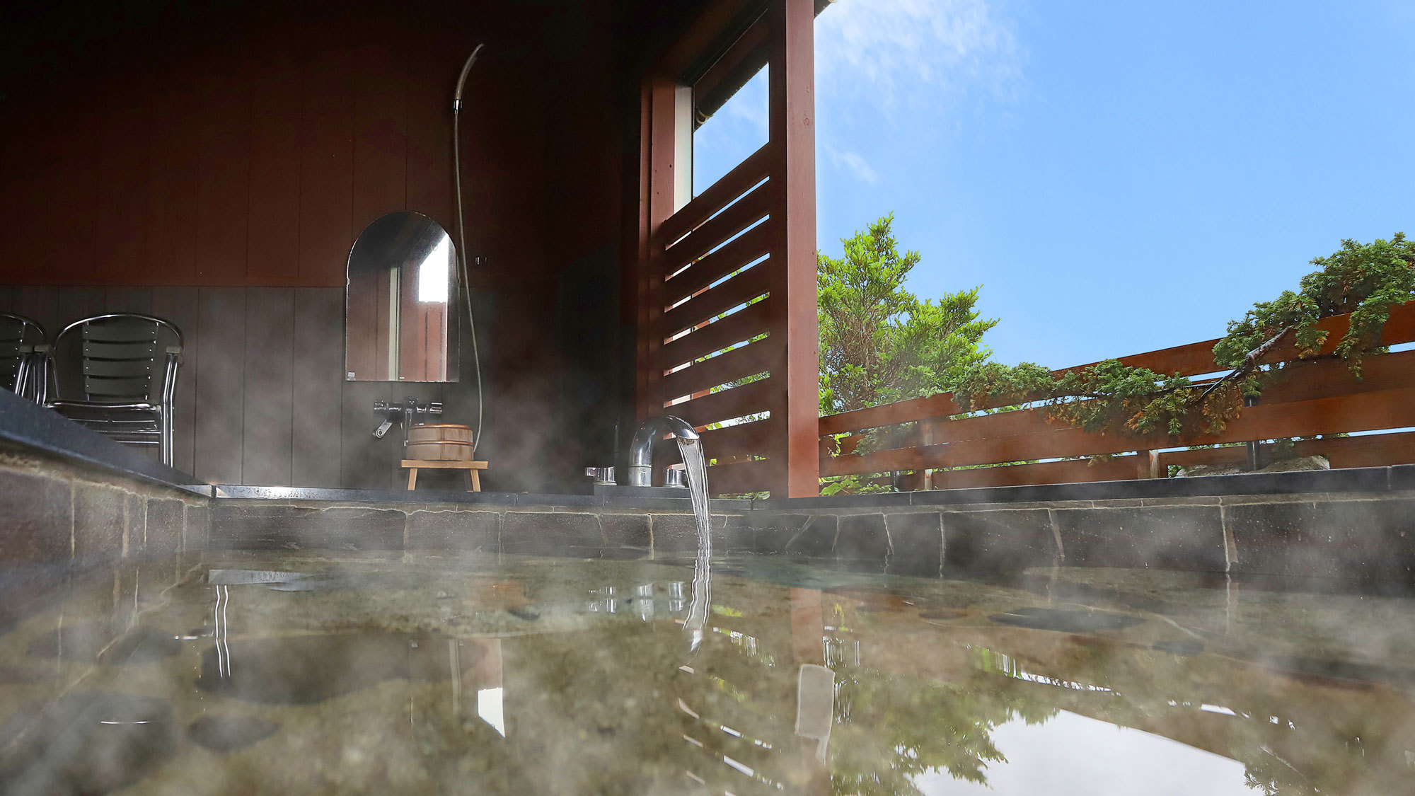 お部屋の温泉露天風呂。美人の湯と名高い「榊原温泉の湯」をお部屋で。石風呂タイプ。
