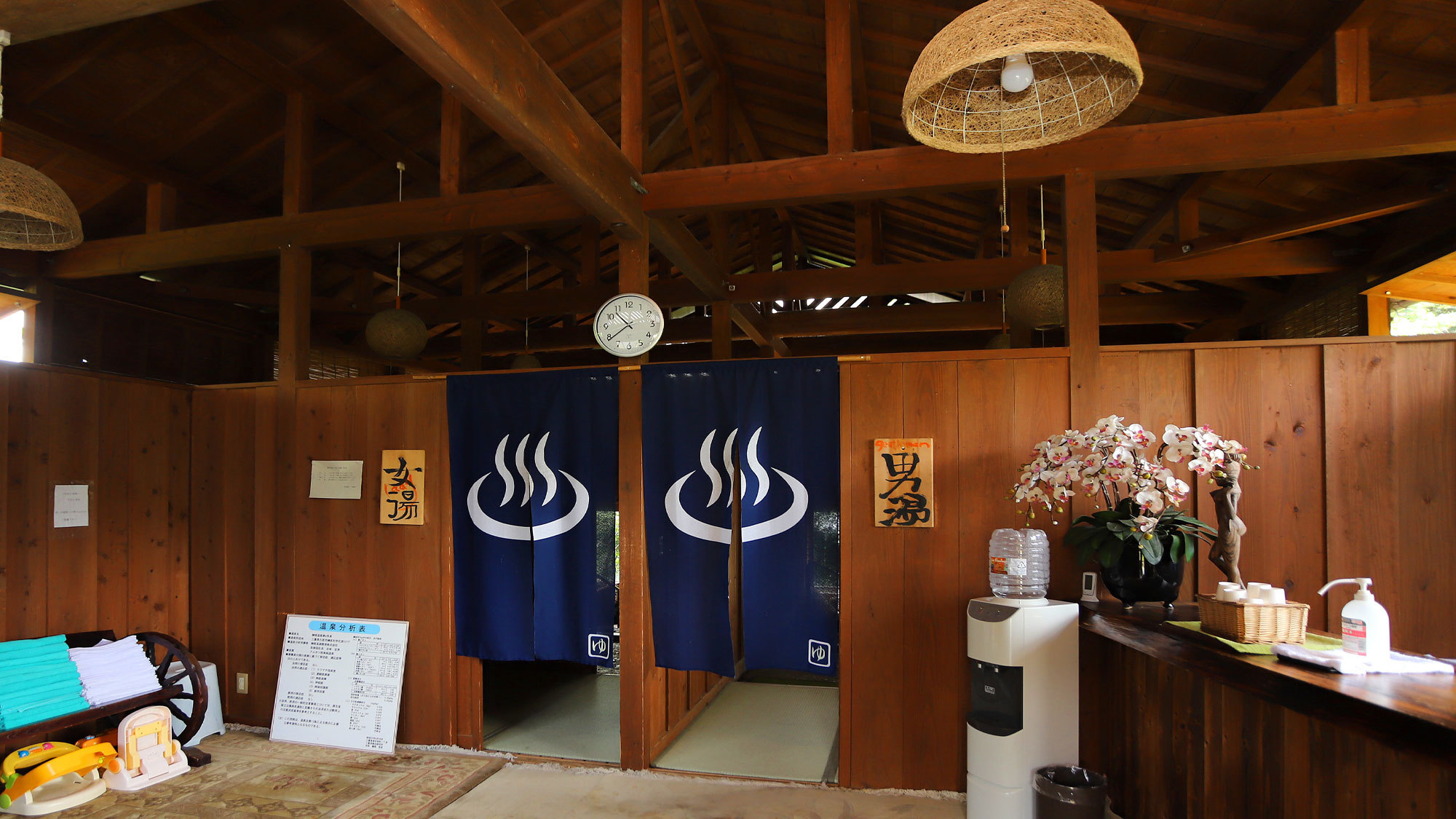 大浴場「夢湯」は客室露天風呂と同じく、名湯・榊原温泉を使用しています。貸切も対応可能。