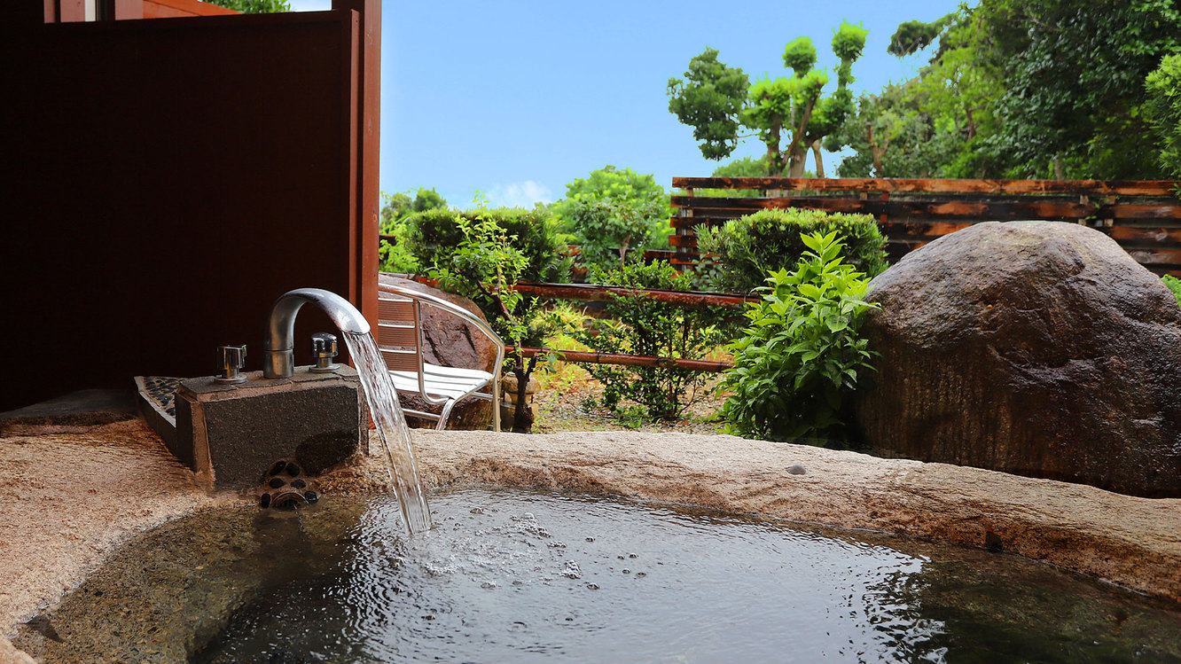 お部屋の温泉露天風呂。美人の湯と名高い「榊原温泉の湯」をお部屋で。岩風呂タイプ。