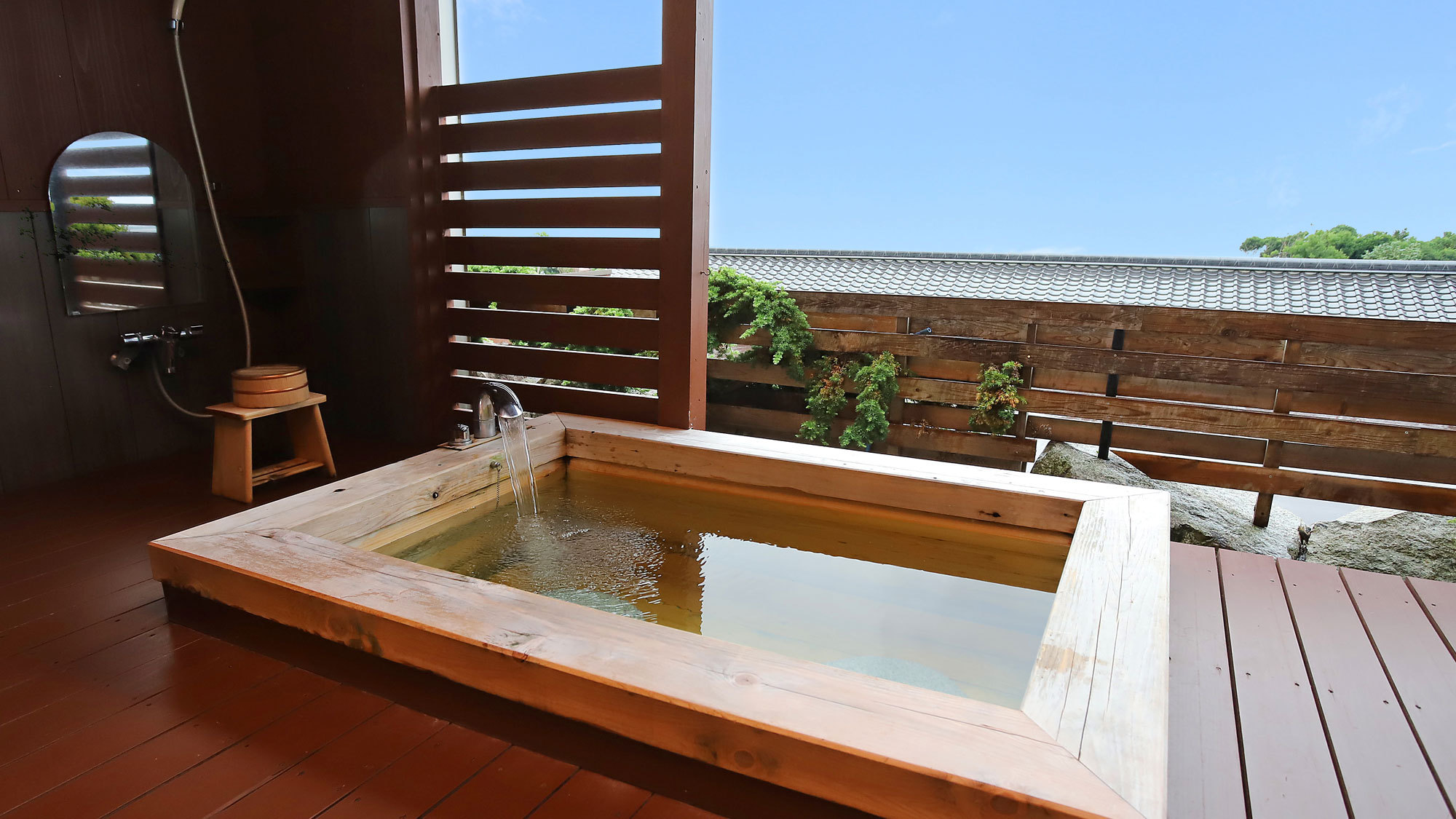 お部屋の温泉露天風呂。美人の湯と名高い「榊原温泉の湯」をお部屋で。桧風呂タイプ。
