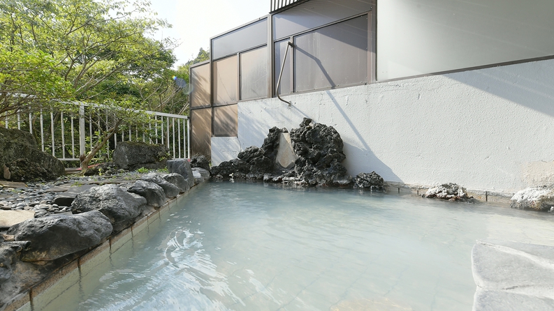 自然の中にたたずむ当館だからこそ味わえる、落ち着いた露天風呂の雰囲気をお楽しみください。