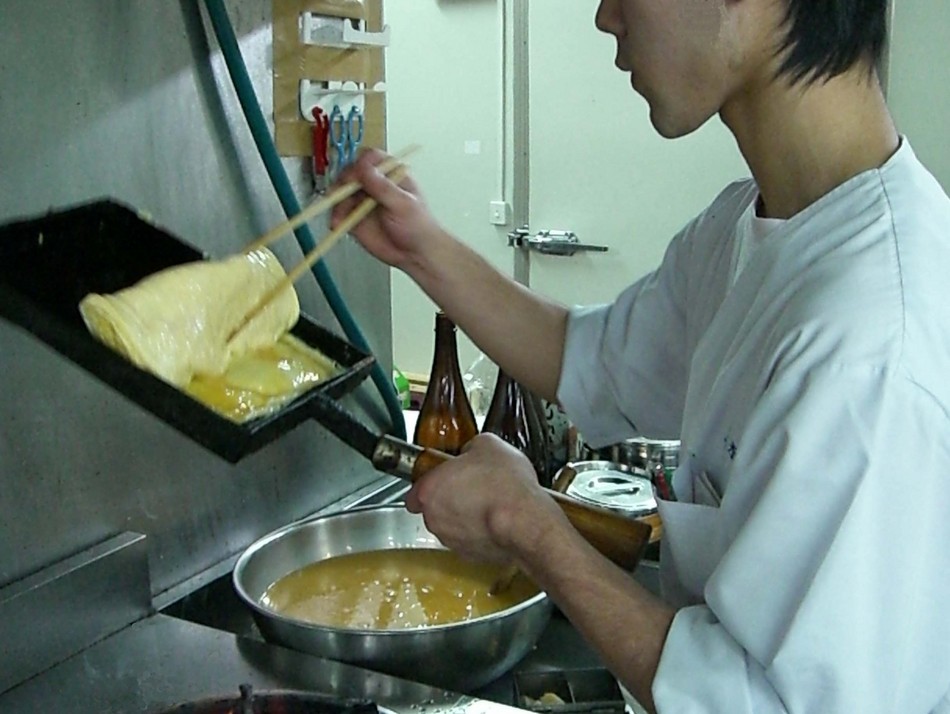 朝食の出汁巻は料理人がふっくらと巻き上げます