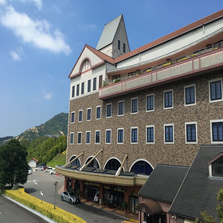 新居浜から一足伸ばして：タオル美術館(今治市：ホテルから車で約1時間)タオル工場見学もできます。