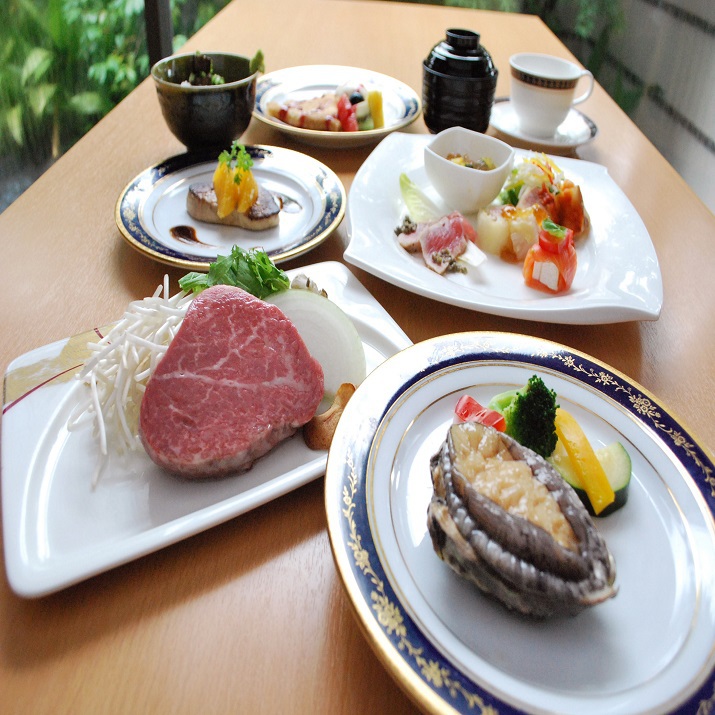鉄板焼・日本料理融合会席を味わう　特別ペアディナー付き宿泊プラン