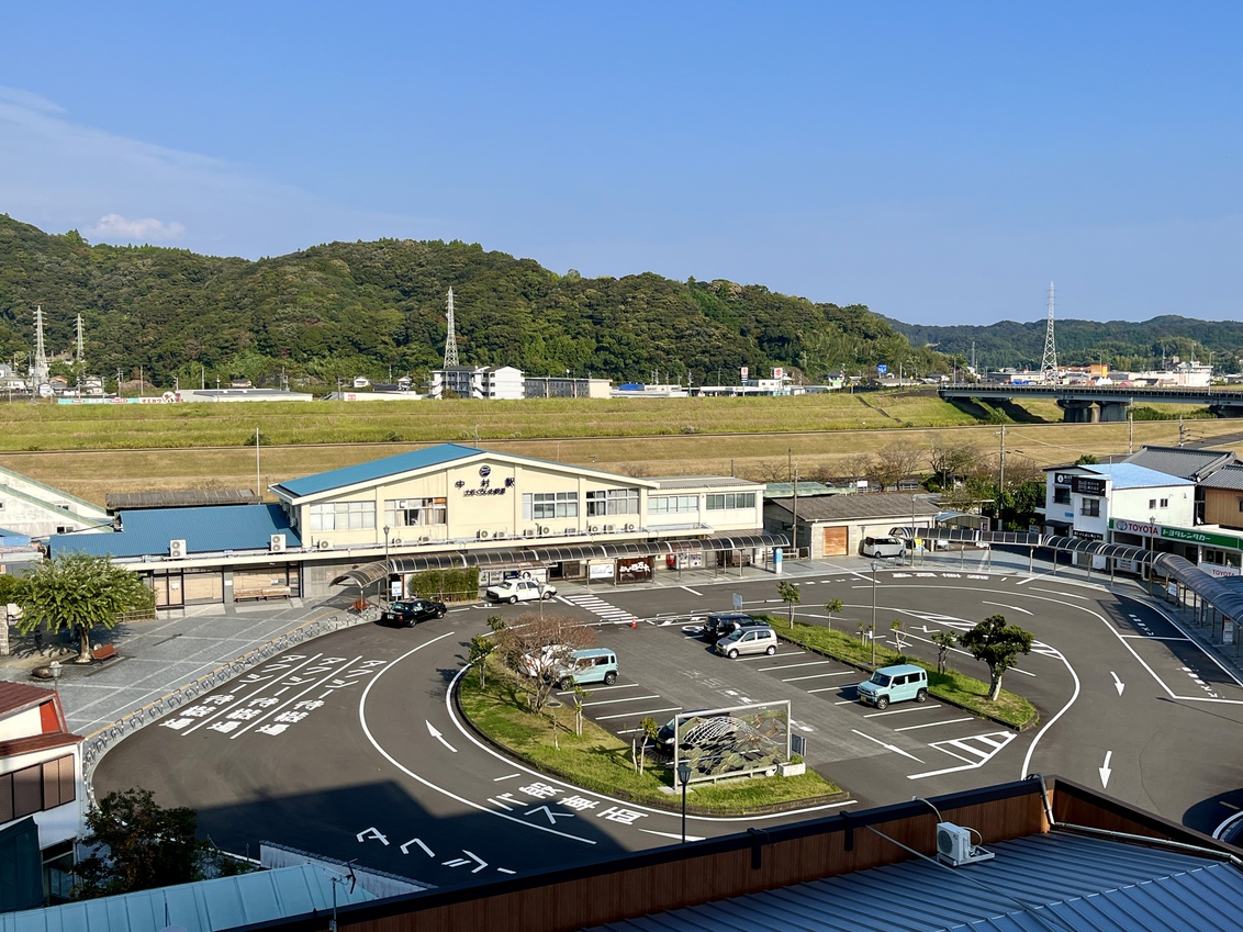 ダブルルームから見た中村駅