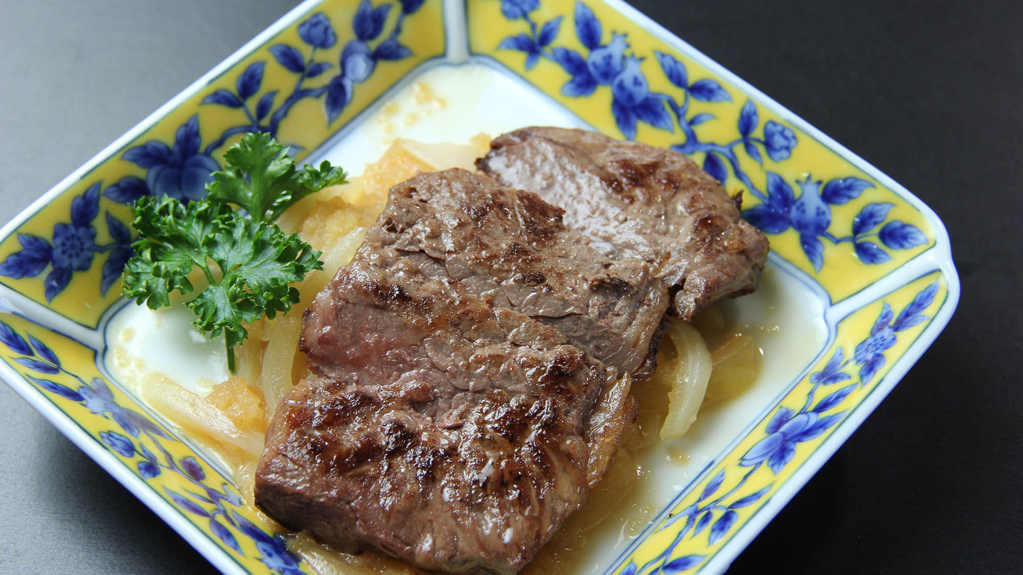 料理一例ご当地牛松坂牛のステーキ