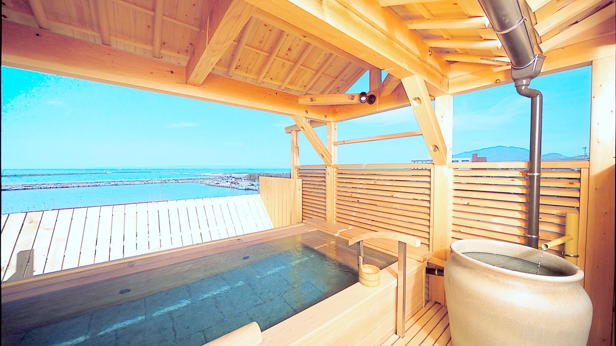 【露天檜風呂】5階の展望露天風呂からは、寺泊の海が一望できます。