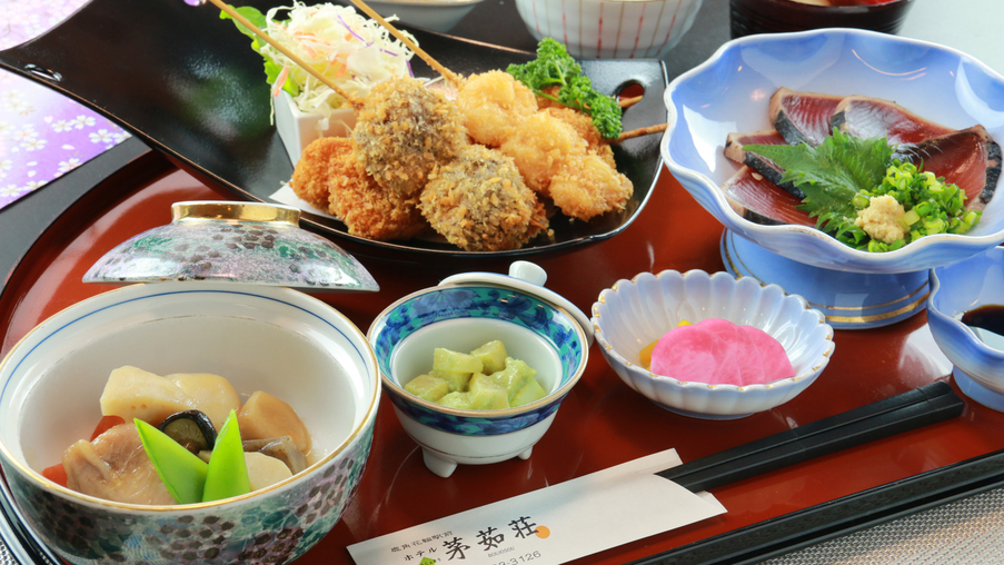 ＃【ビジネス夕食】串揚げや煮物など、ボリュームあるご夕食をご用意致します。※季節により変わります。