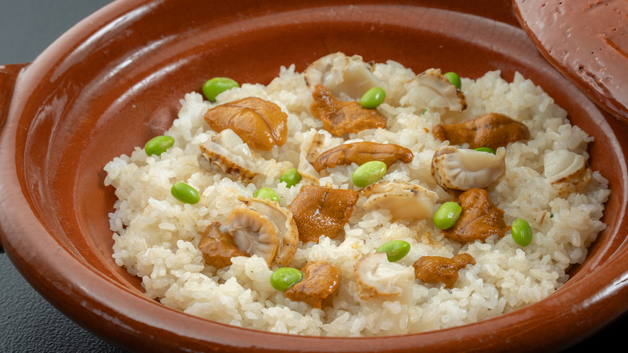 【うに飯】うにの旨味がご飯にしみ込んだ炊き込みご飯。磯の香り、うにのコクや甘みが感じられる逸品。