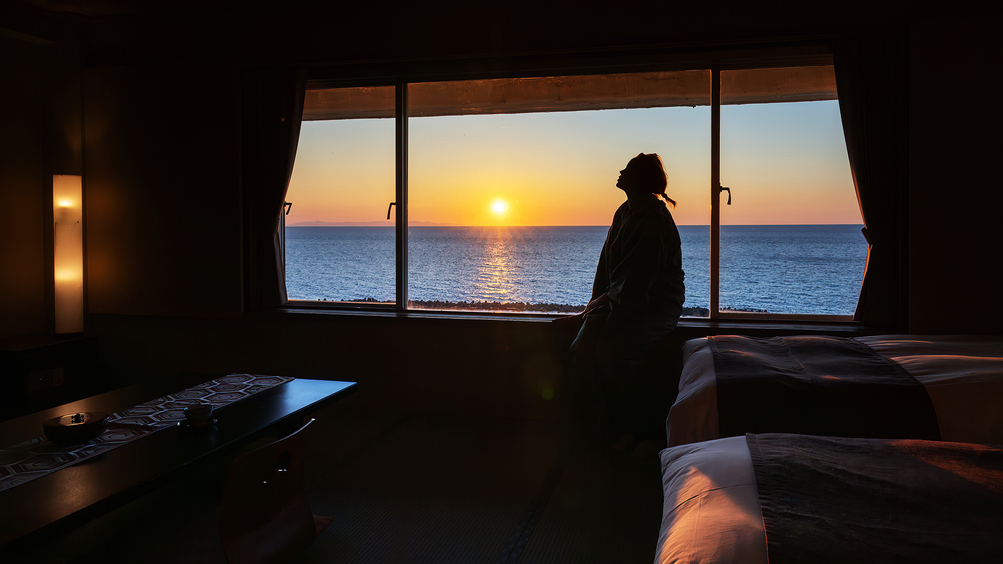 【和室１０帖】朝・昼・夕と姿を変える空と海をご覧ください