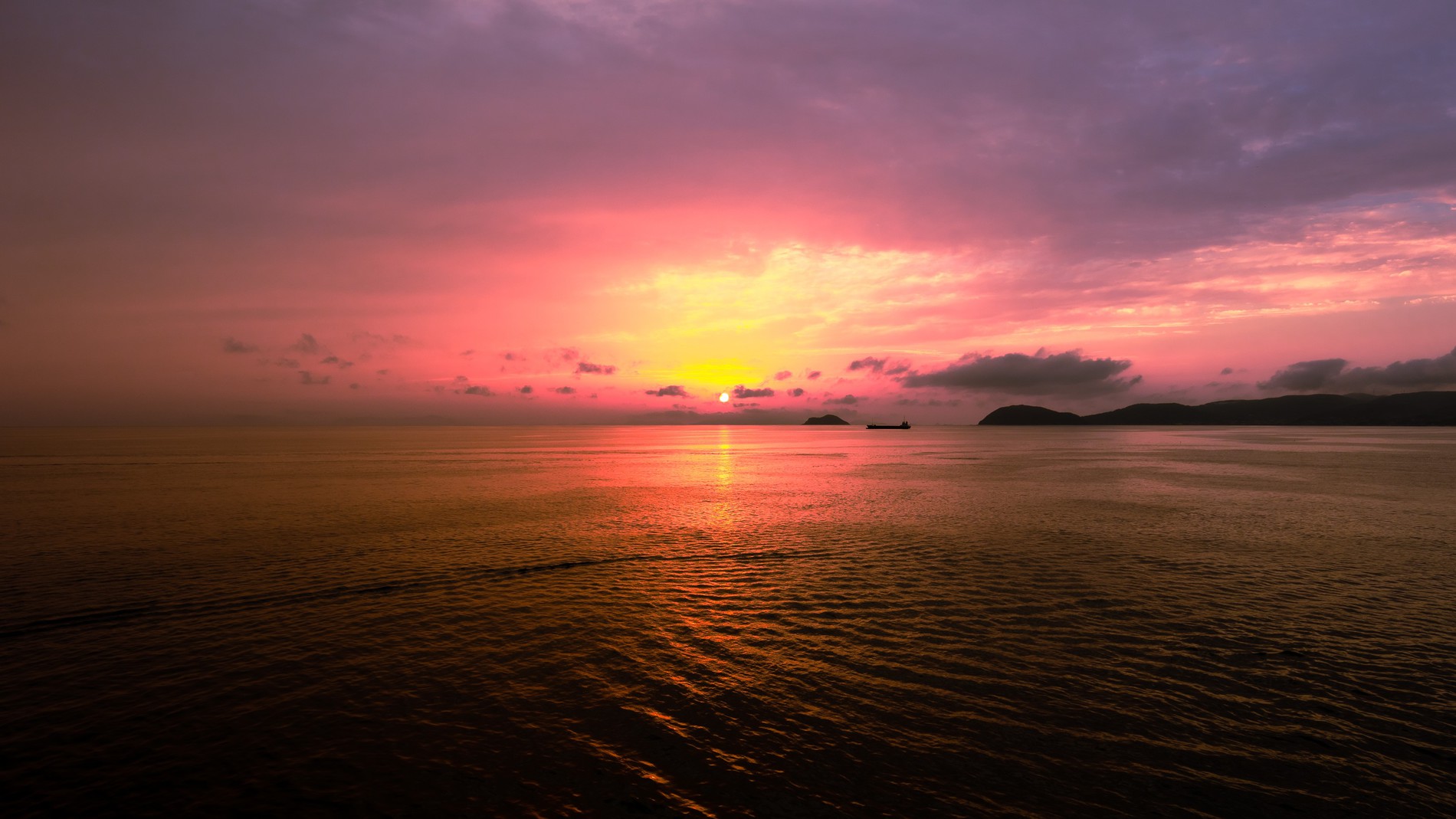 *夕日：外に出れば夕日に煌めく海原をゆっくりと漁船が行き交う、そんな風景がそこにはあります