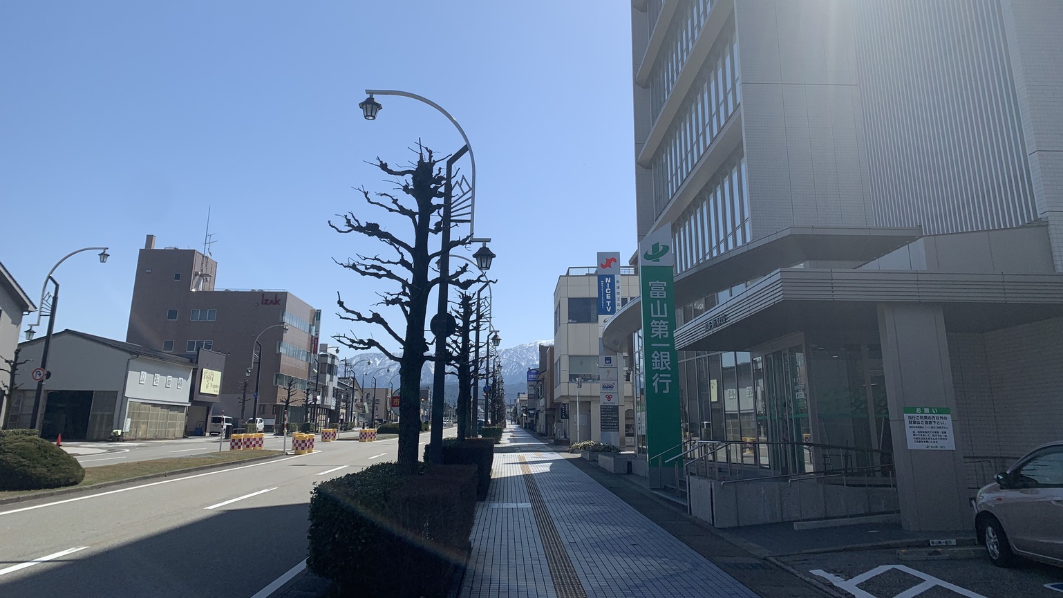 【ホテルルートインまでの道順】右手側に富山第一銀行が見えてきます。そのまま進んでください！